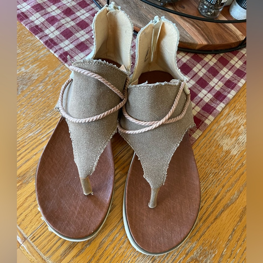 GUC Tan/Cream Canvas Sandals, Size 8